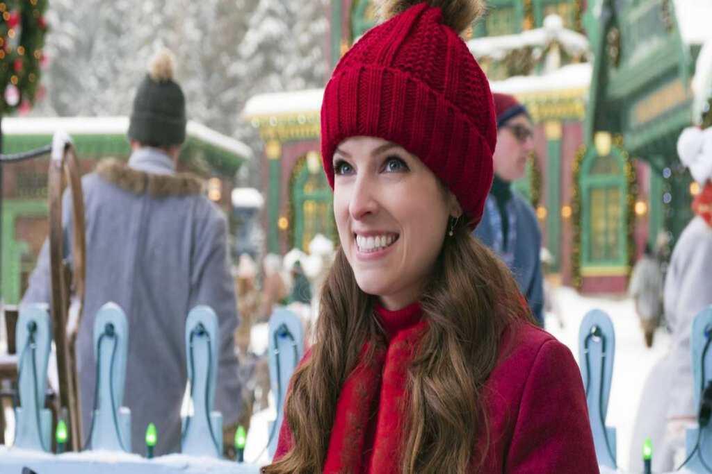 Jovem, usando roupa e touca vermelha, sorrindo