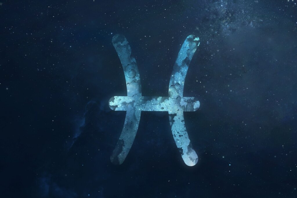 símbolo do signo de peixes em fundo azul marmorizado sobre fundo azul-escuro estrelado