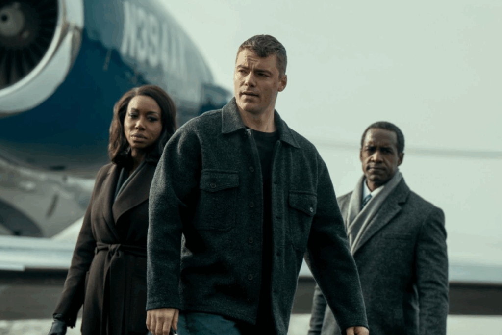 Três agentes caminhando em frente a um avião em cenário externo