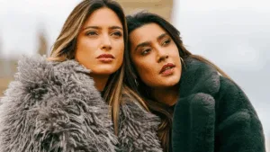 Tati Dias e Lauana Prado com casacos de frio