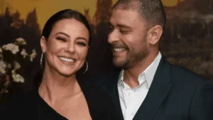 Diogo Nogueira sorrindo olhando para Paolla Oliveira