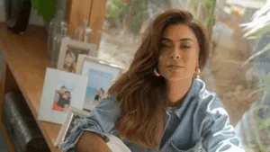 Juliana Paes sentada em um móvel