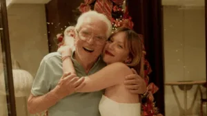 Carlos Alberto de Nóbrega abraçado com a neta